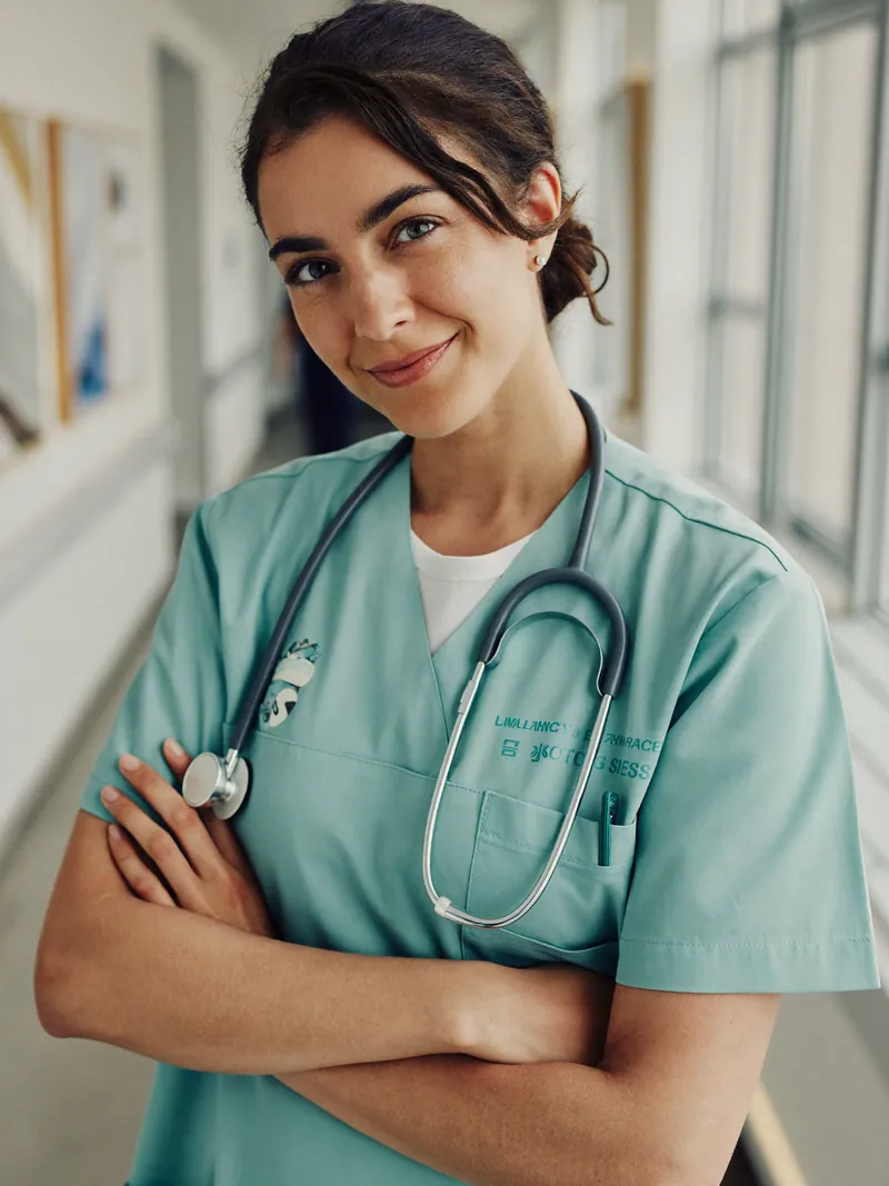 Pflegefachkraft in einem hellen Krankenhausflur